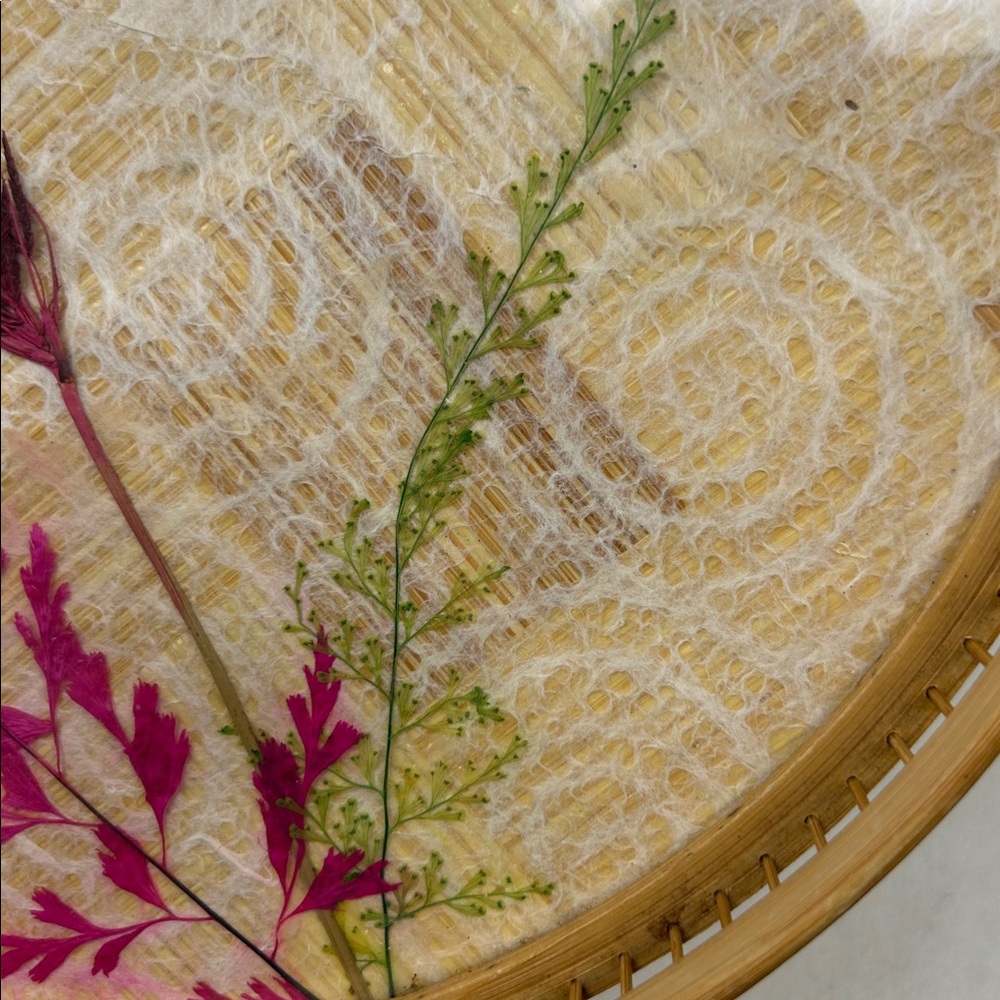 Vintage round bamboo & rattan serving tray with preserved florals & butterfly - Picture 8 of 10